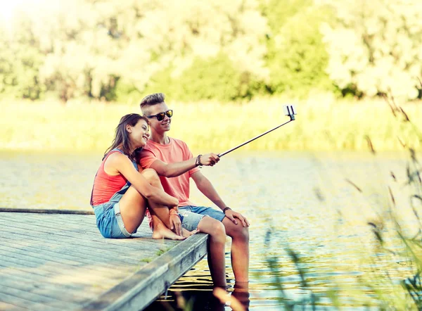 Szczęśliwa para nastoletnich biorąc selfie na smartphone — Zdjęcie stockowe