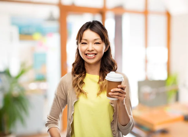 Lycklig asiatisk kvinna dricker kaffe — Stockfoto