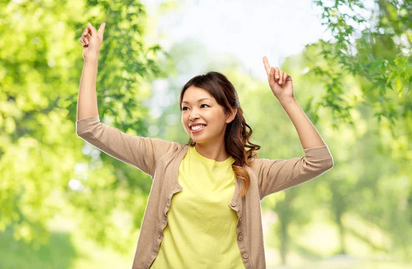 Mujer asiática bailando sobre verde natural fondo —  Fotos de Stock