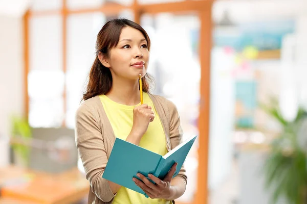 Aziatische student vrouw met dagboek en potlood — Stockfoto