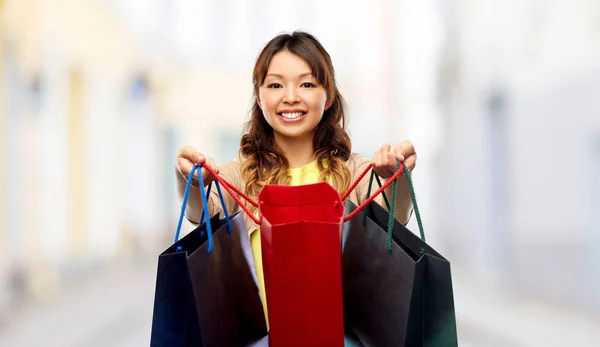 Mujer asiática feliz con bolsas de compras abiertas — Foto de Stock