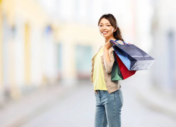 Feliz mulher asiática com sacos de compras — Fotografia de Stock
