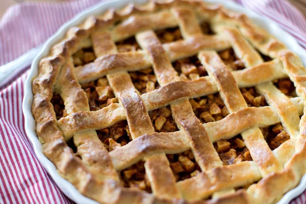 Zbliżenie szarlotka w pieczenia formy na ręczniku — Zdjęcie stockowe