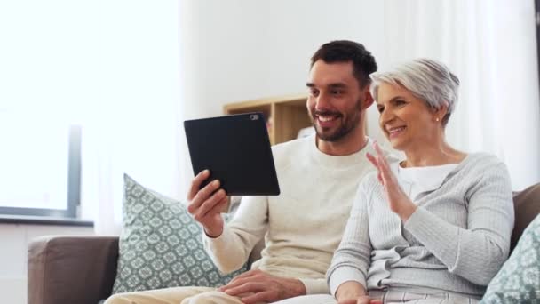 Madre anciana e hijo adulto con tableta pc en casa — Vídeos de Stock