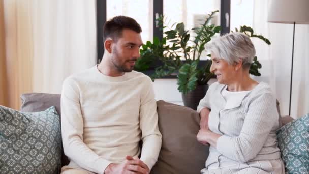 Mãe sênior conversando com filho adulto em casa — Vídeo de Stock