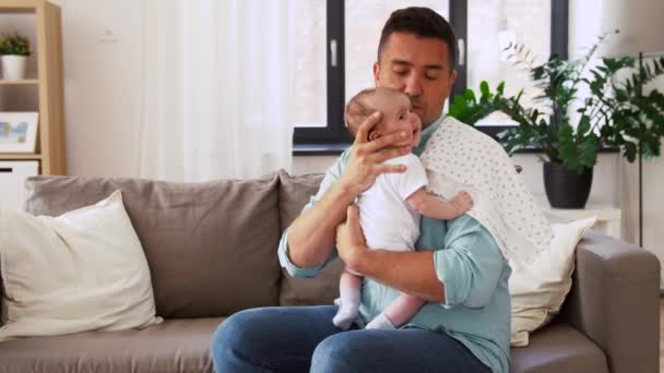 Padre de mediana edad con hija bebé en casa — Vídeo de stock