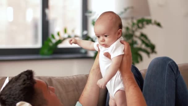 Vater mittleren Alters mit kleiner Tochter zu Hause — Stockvideo