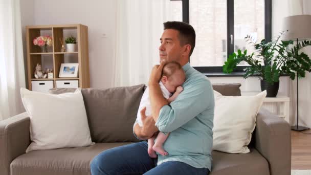 Middle aged father with baby daughter at home — Stock Video