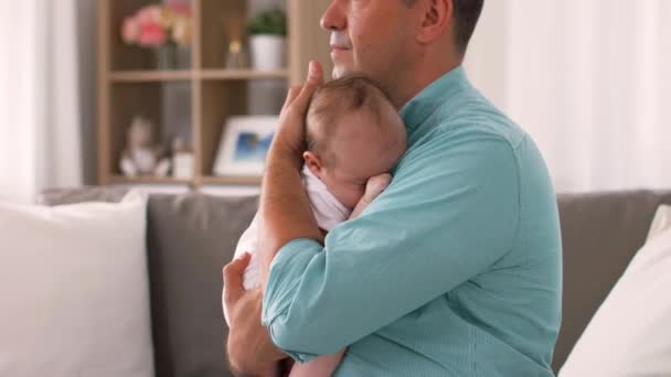 Middelbare leeftijd vader met baby dochter thuis — Stockvideo