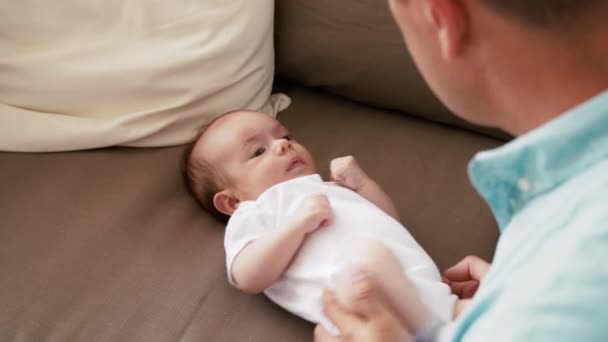 Medelålders far med baby dotter hemma — Stockvideo