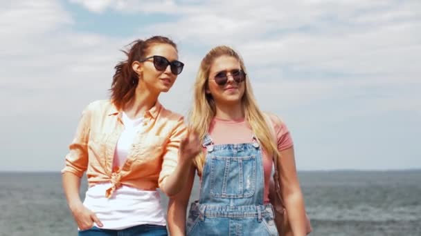 Девушки-подростки или друзья, гуляющие по морю — стоковое видео