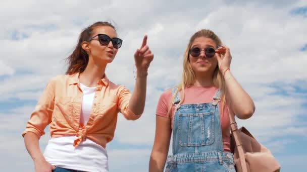 Εφηβικά κορίτσια ή φίλοι περπατώντας το καλοκαίρι — Αρχείο Βίντεο