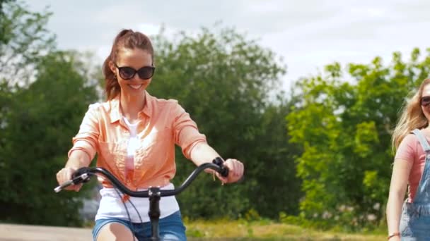 Mladé dívky nebo přátele s cyklistickou jízdním v létě — Stock video