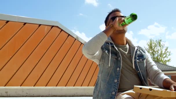 ピザを食べ、屋外でビールを飲むインド人男性 — ストック動画