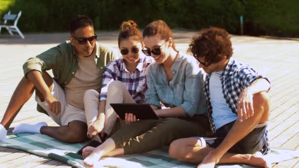 Freunde mit Tablet-PC im Sommer auf Holzterrasse — Stockvideo