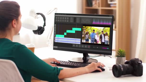Kvinna med videoredigerare program på datorn — Stockvideo