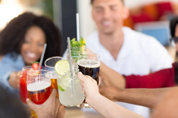 Amici bicchieri clinking al bar o ristorante — Foto Stock
