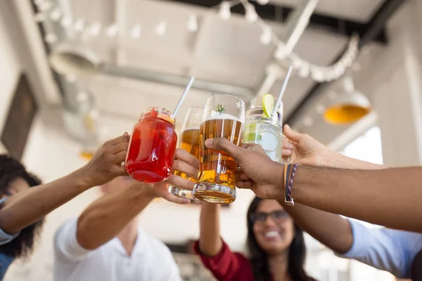 Друзья звонят в стаканы в баре или ресторане — стоковое фото