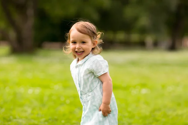 Heureuse petite fille au parc en été — Photo