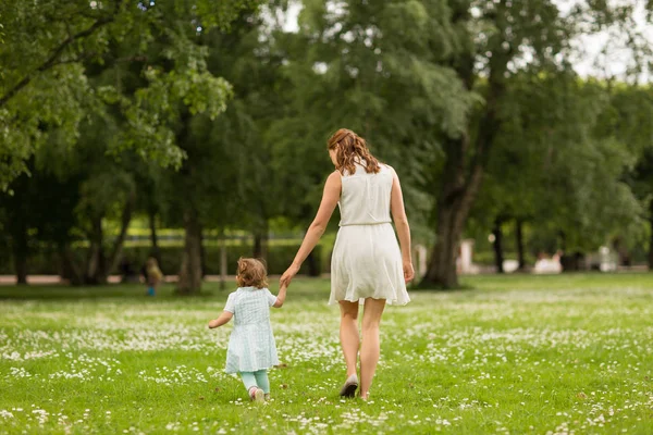 Madre con bambina che cammina al parco estivo — Foto Stock