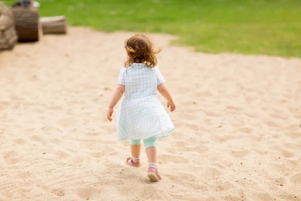 夏の子供の遊び場で小さな女の子 — ストック写真