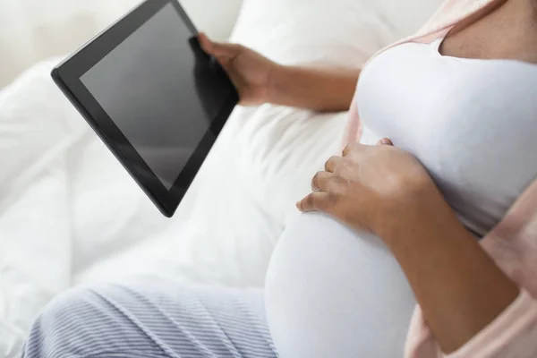 Gros plan de la femme enceinte avec comprimé pc à la maison — Photo