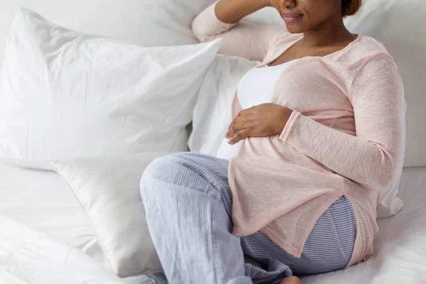 Szczęśliwy w ciąży african kobieta leżąc w łóżku w domu — Zdjęcie stockowe