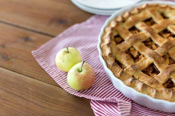 Almás pite sütőformával a fa asztalon — Stock Fotó
