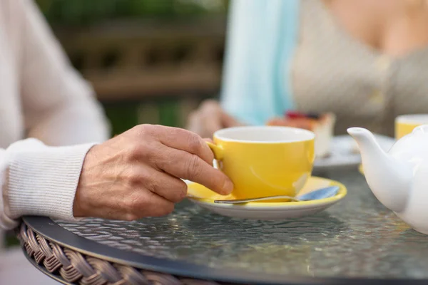 Açık kafede üst düzey kadın çay içme eli — Stok fotoğraf
