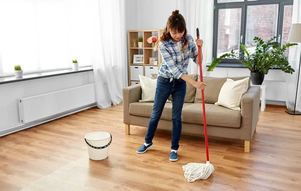 Femme ou femme au foyer avec sol nettoyant à la maison — Photo