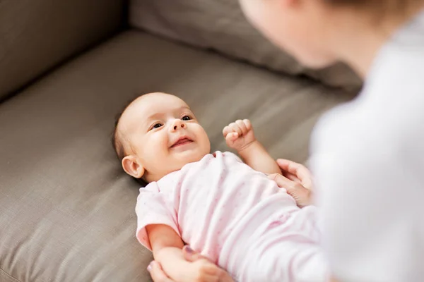 Close up of mother playing with baby at home — Stock Photo, Image