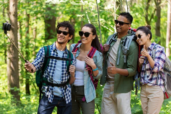 Vänner med ryggsäckar vandring och ta selfie — Stockfoto