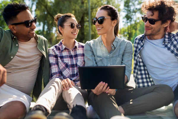 Amis avec tablette PC en plein air en été — Photo