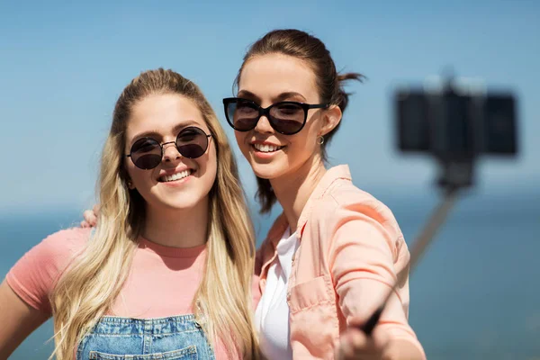 Tinédzser lányok vagy barátok selfie nyáron — Stock Fotó