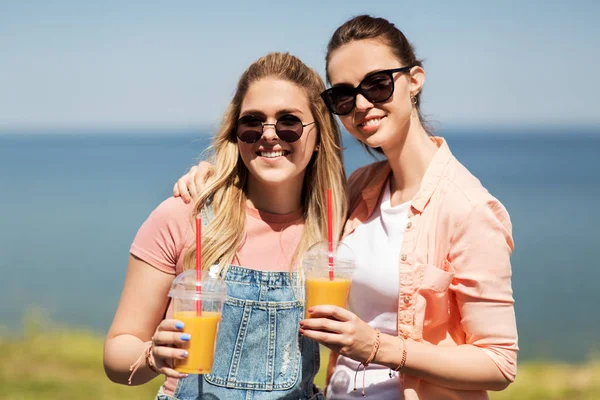 Teenager-Mädchen oder Freunde mit Drinks im Sommer — Stockfoto