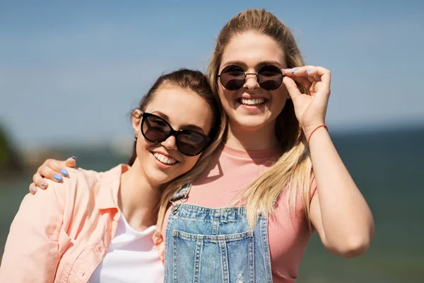 Adolescentes o mejores amigos en la playa en verano —  Fotos de Stock