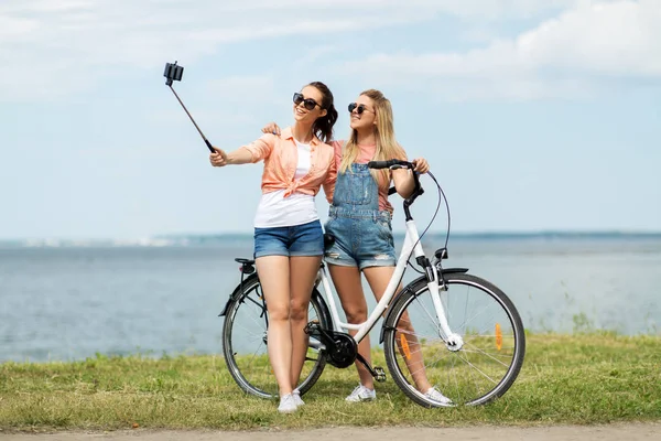 Nastoletnie dziewczyny z rowerem robienia selfie latem — Zdjęcie stockowe