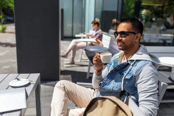 市内のストリートカフェでコーヒーを飲むインド人男性 — ストック写真