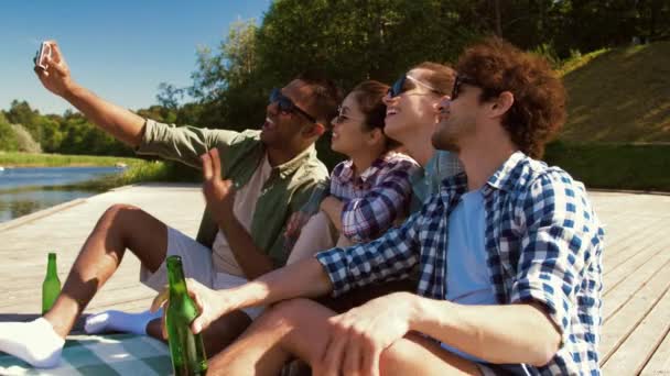 Amigos com bebidas tirando selfie por smartphone — Vídeo de Stock