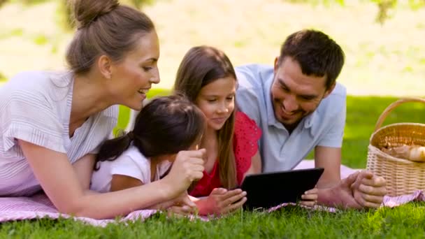 Familia con tableta PC en el picnic en el parque de verano — Vídeo de stock