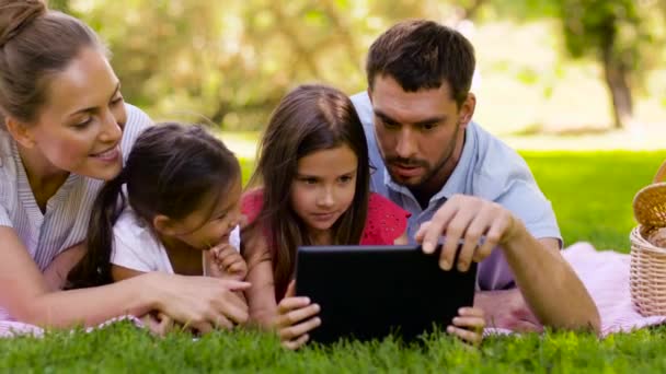 Famille avec tablette pc sur pique-nique dans le parc d'été — Video