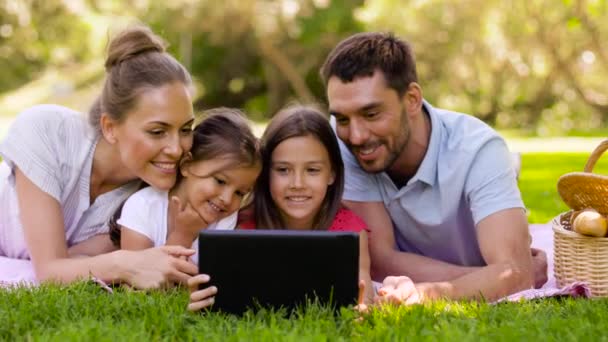 Семья с планшетным ПК на пикнике в летнем парке — стоковое видео