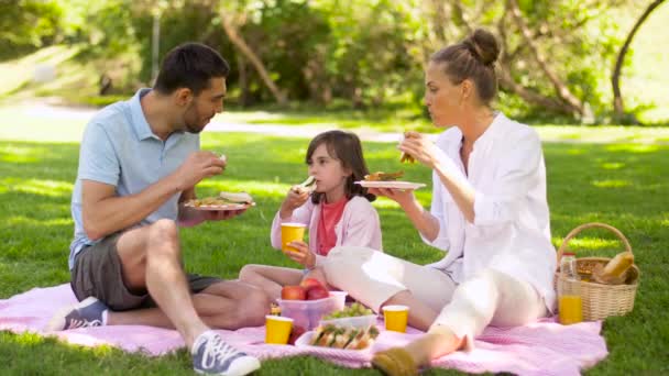 Familia comiendo sándwiches en el picnic en el parque de verano — Vídeos de Stock