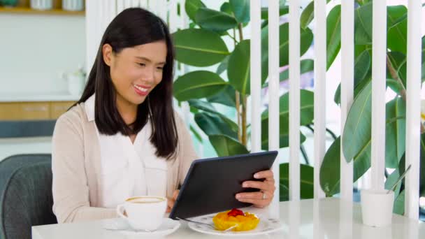 Mujer asiática con tableta pc en la cafetería o cafetería — Vídeos de Stock