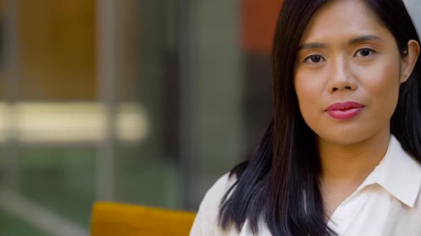 Retrato de feliz sonriente asiático mujer — Vídeos de Stock