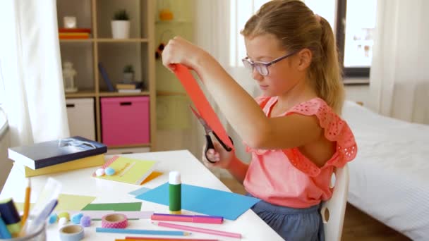 Ragazza taglio carta a colori con le forbici a casa — Video Stock