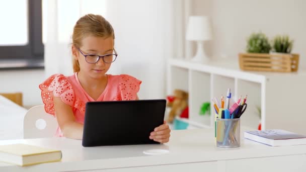 Student girl using tablet computer at home — Stock Video