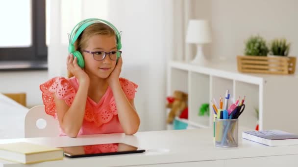 在家里听音乐的戴耳机的女孩 — 图库视频影像