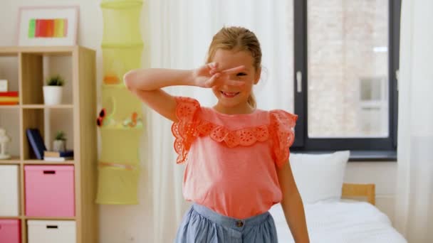 Šťastná holčička tančí ve svém pokoji doma — Stock video