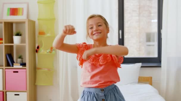 Gelukkig klein meisje dansen in haar kamer thuis — Stockvideo